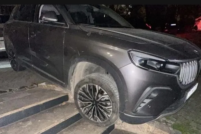 Son anda frenle kurtuldu! Merdivenleri fark etmeyen sürücü ölümden döndü