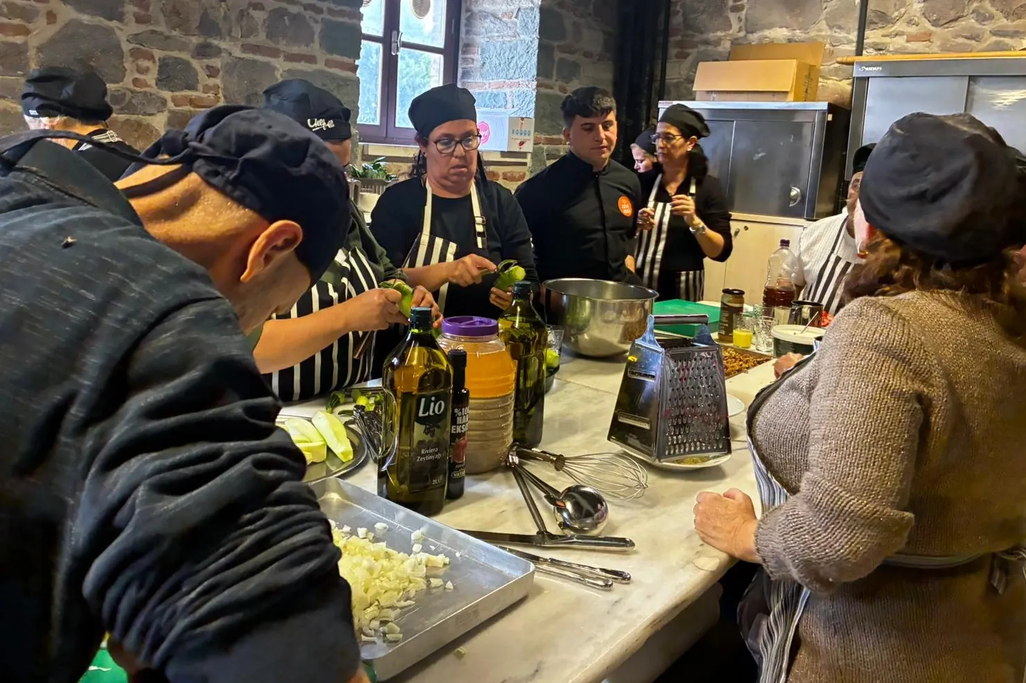 Şef Rıfat Yurttaş işitme engelli kursiyerlerle Ege yemekleri yaptı