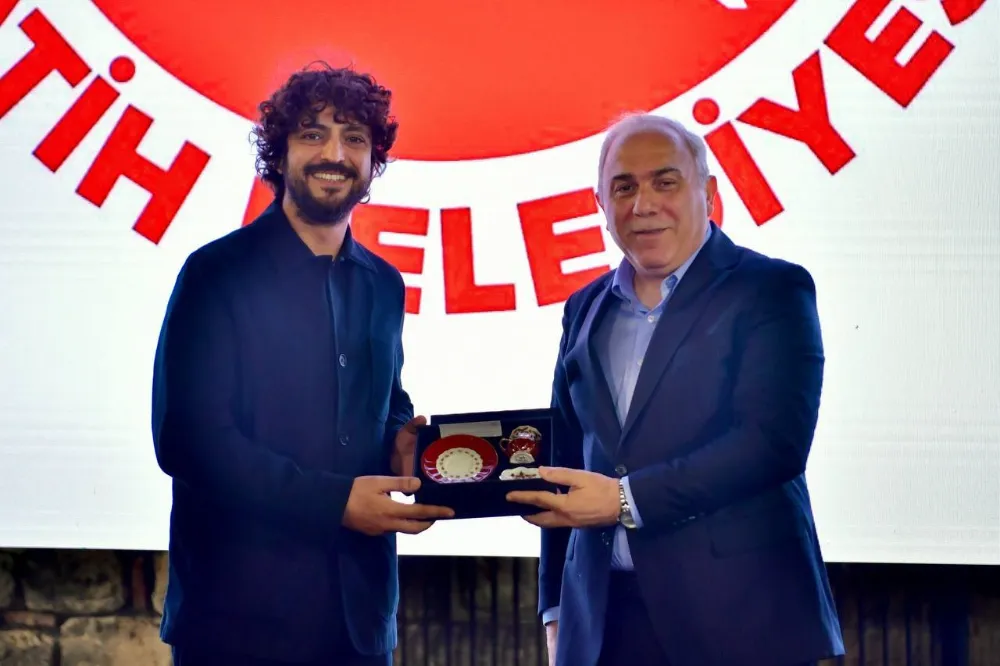 Sanatçı Ölmez Fatihte Vatandaslar İle Film İzledi